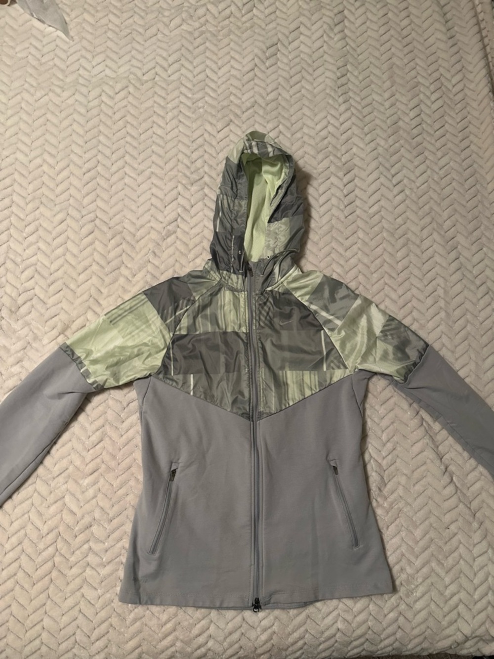 Woman’s Nike Dri-FIT Hooded Windbreaker - Light Green & Gray Size Medium